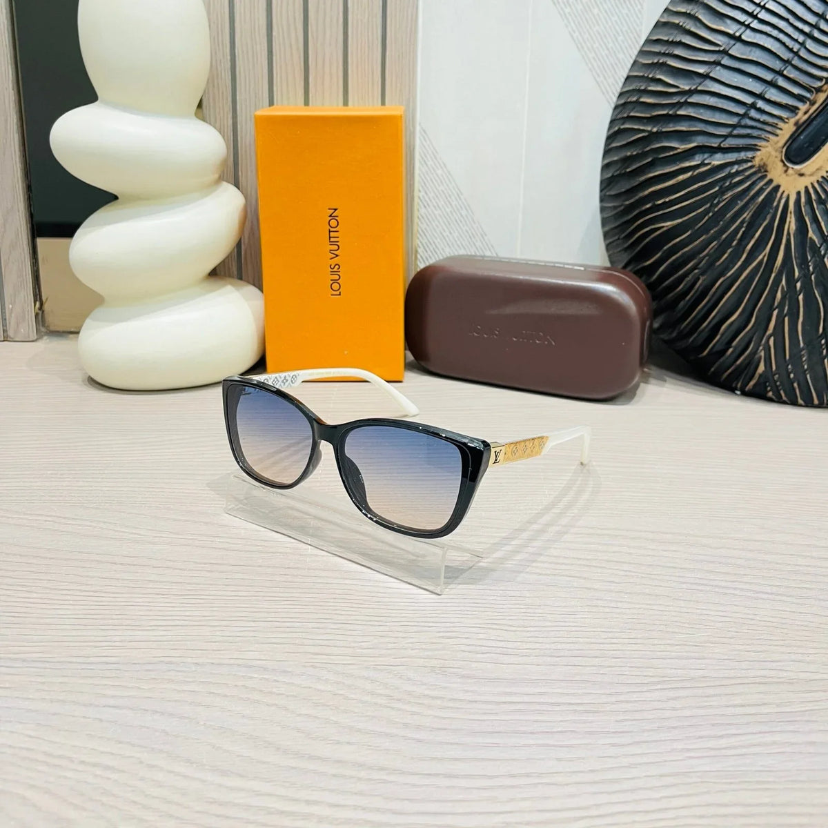 Lou_is Vuitt_on Premium Sunglasses with a White Black Gold Frame